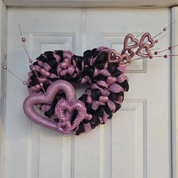 Heart-Shaped Pink and Black Wreath Valentine's Day Decor